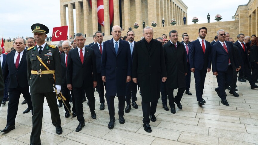 أردوغان يزور ضريح أتاتورك في الذكرى الـ103 لتأسيس الجمهورية التركية
