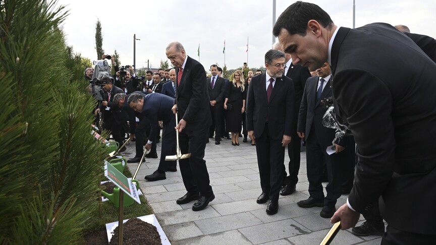 TDT Zirvesi'ne katılan liderler, Türk Devletleri Medeniyet Parkı'nda fidan dikti
