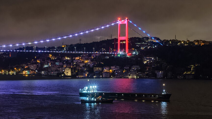 İstanbul Boğazı'nda gemi trafiği kargo gemisindeki arızanın giderilmesinin ardından açıldı