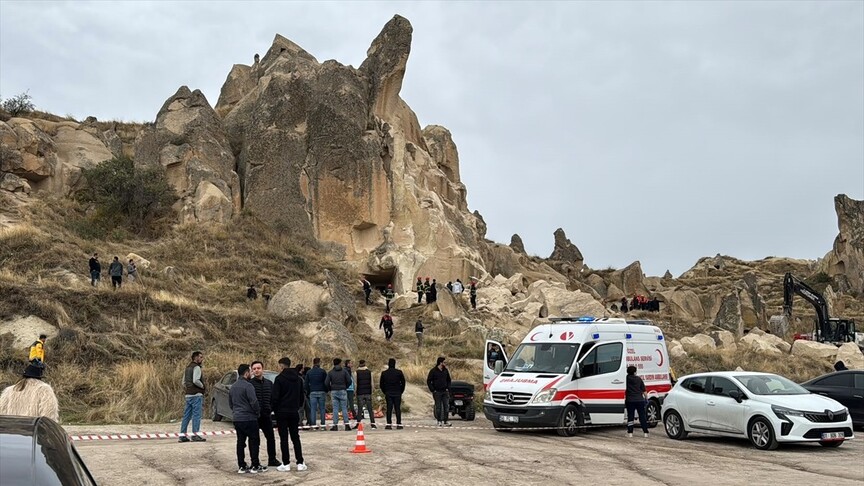 Nevşehir'de peribacasından kopan kaya parçalarının altında kalan 3 kişi hayatını kaybetti