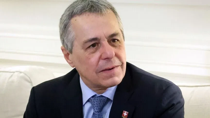 Kryediplomati zviceran mbërrin në Korenë e Veriut për të rihapur zyrën diplomatike  bën thirrje për dialog për paqe