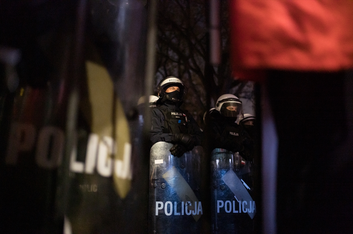 Polonya Anayasa Mahkemesi önünde gösteri ve polis ablukası sürüyor