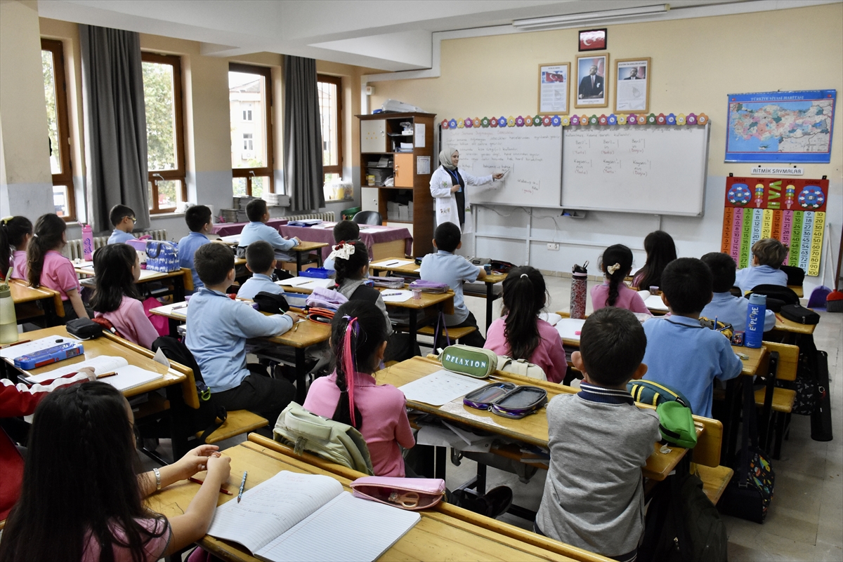 Cumhuriyet ile yaşıt okul köklü geçmişinden aldığı güçle yeni nesiller yetiştiriyor 3 Cumhuriyet ile yaşıt okul köklü geçmişinden aldığı güçle yeni nesiller yetiştiriyor