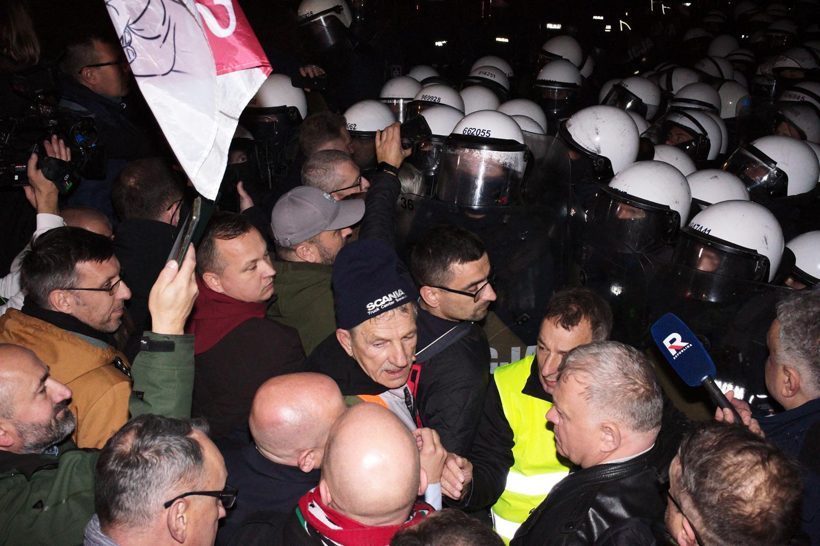 Polonya Anayasa Mahkemesi önünde gösteri ve polis ablukası sürüyor