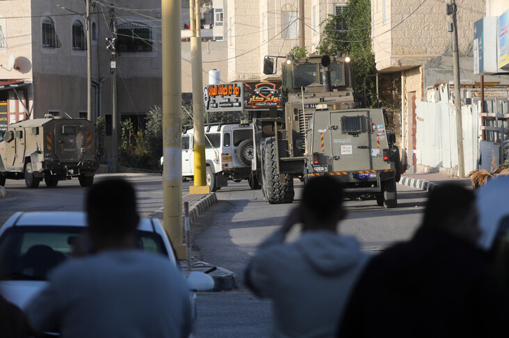 Palestinezët e zhvendosur me forcë nga ushtria izraelite protestojnë në Hebron  kërkojnë kthimin në shtëpitë e tyre