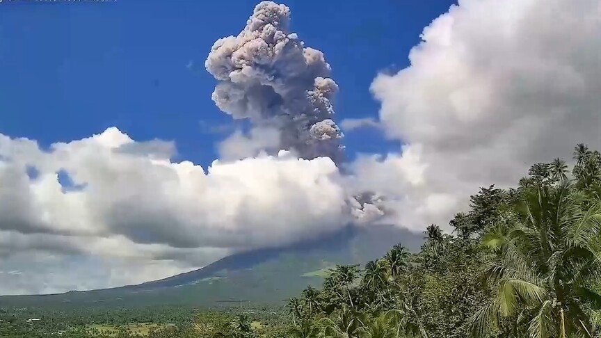 Filipinler'deki Mayon Yanardağı’nda patlama yaşandı haber görseli