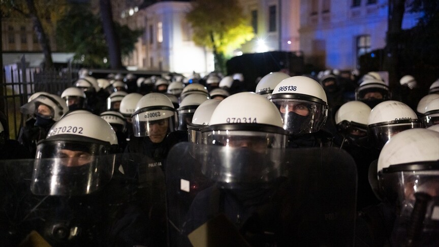 Polonya Anayasa Mahkemesi önünde gösteri ve polis ablukası sürüyor