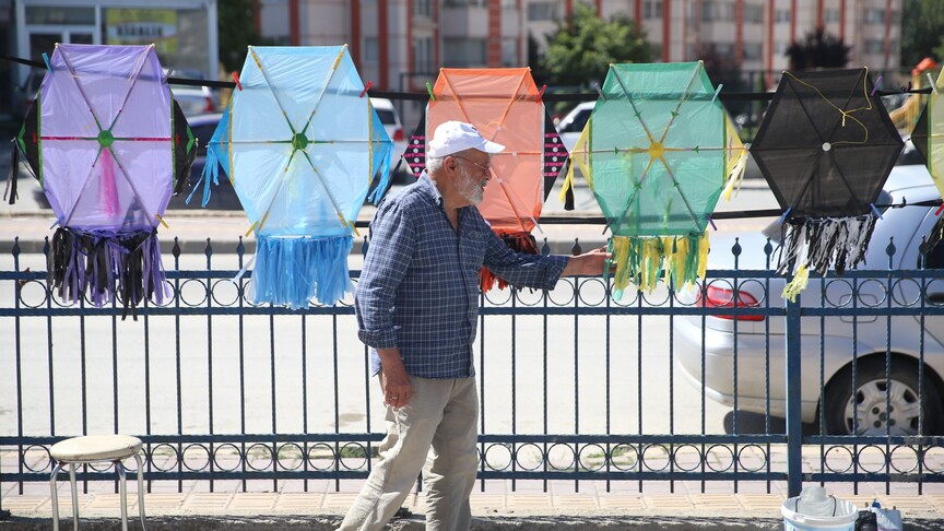 Gjyshi 76 vjeçar gëzon fëmijët me fluturaket që përgatit në ballkonin e shtëpisë
