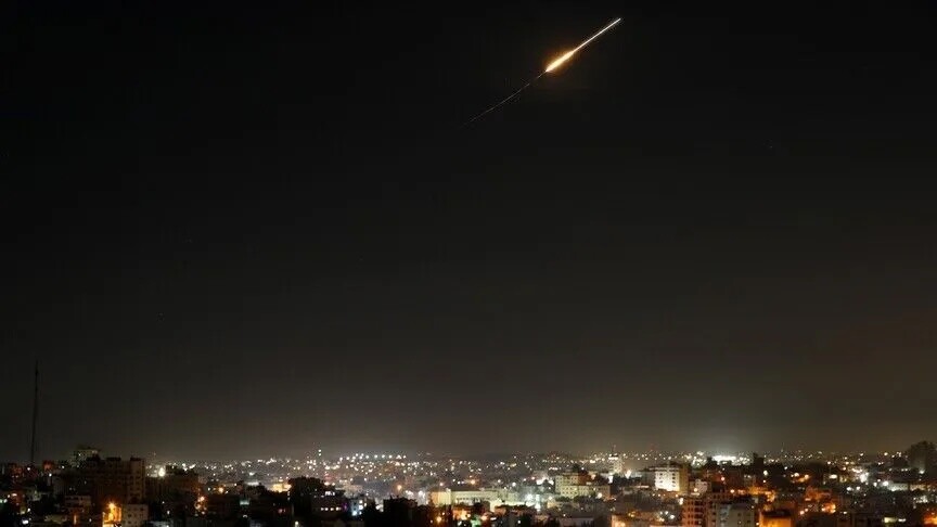 Një shtetas saudit plagoset në Riad nga mbetjet e rëna pas interceptimit të raketave balistike të Huthive