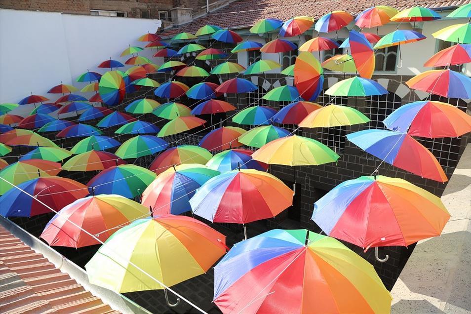 Sokağa "şemsiyeli" dekorasyon