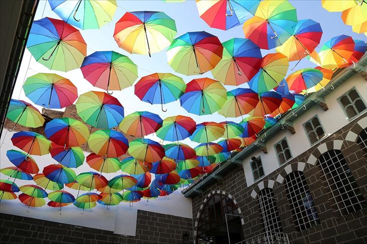 Sokağa "şemsiyeli" dekorasyon
