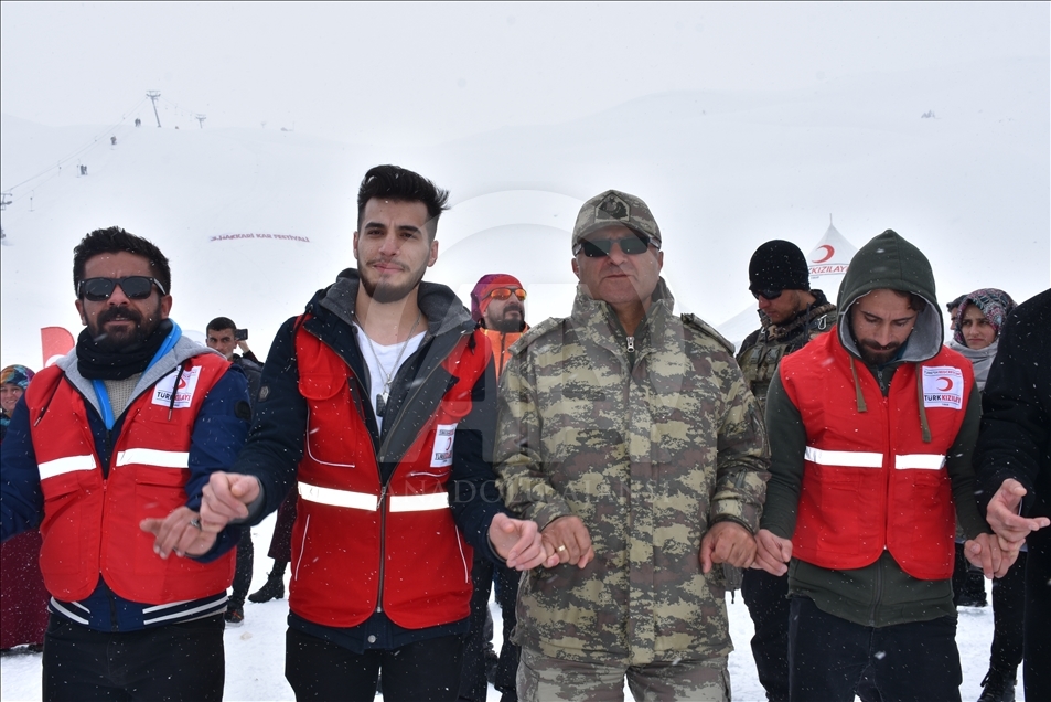 Hakkari'de 2 bin 800 rakımda kar festivali
