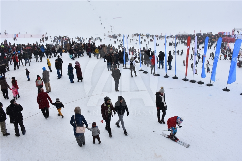 Hakkari'de 2 bin 800 rakımda kar festivali
