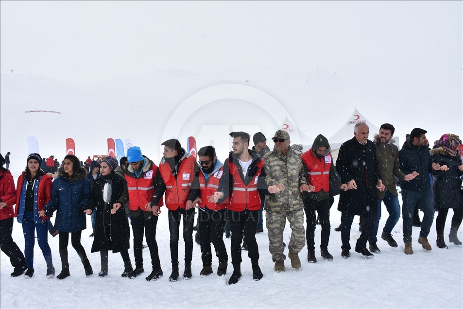 Hakkari'de 2 bin 800 rakımda kar festivali
