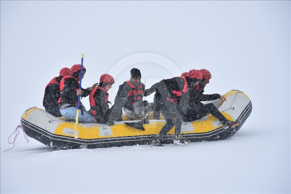 Hakkari'de 2 bin 800 rakımda kar festivali
