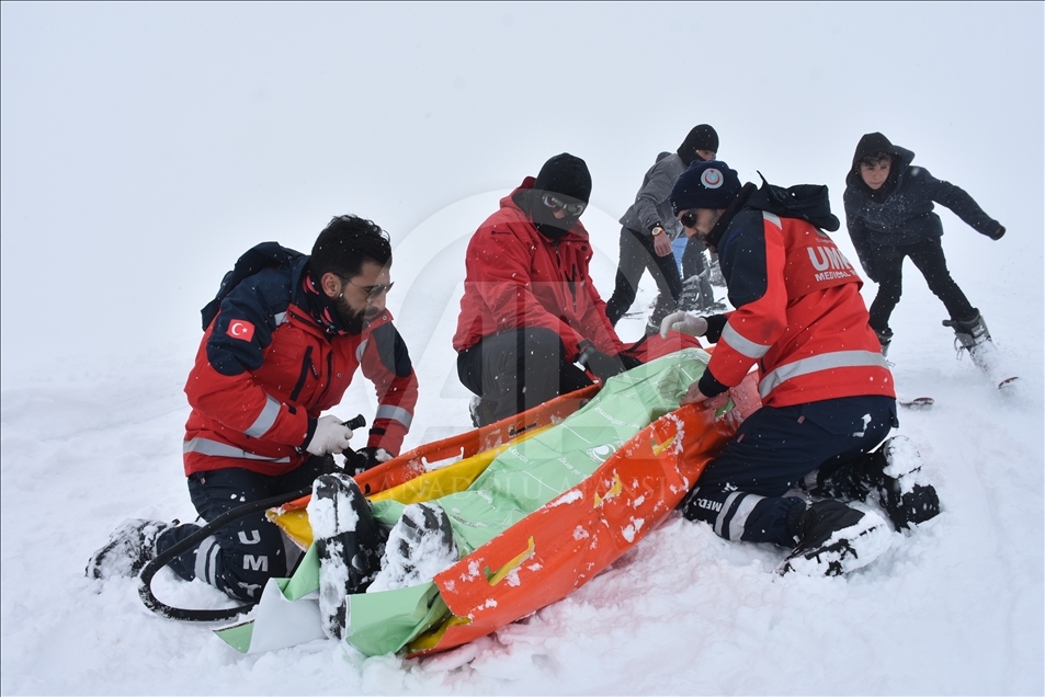 Hakkari'de 2 bin 800 rakımda kar festivali
