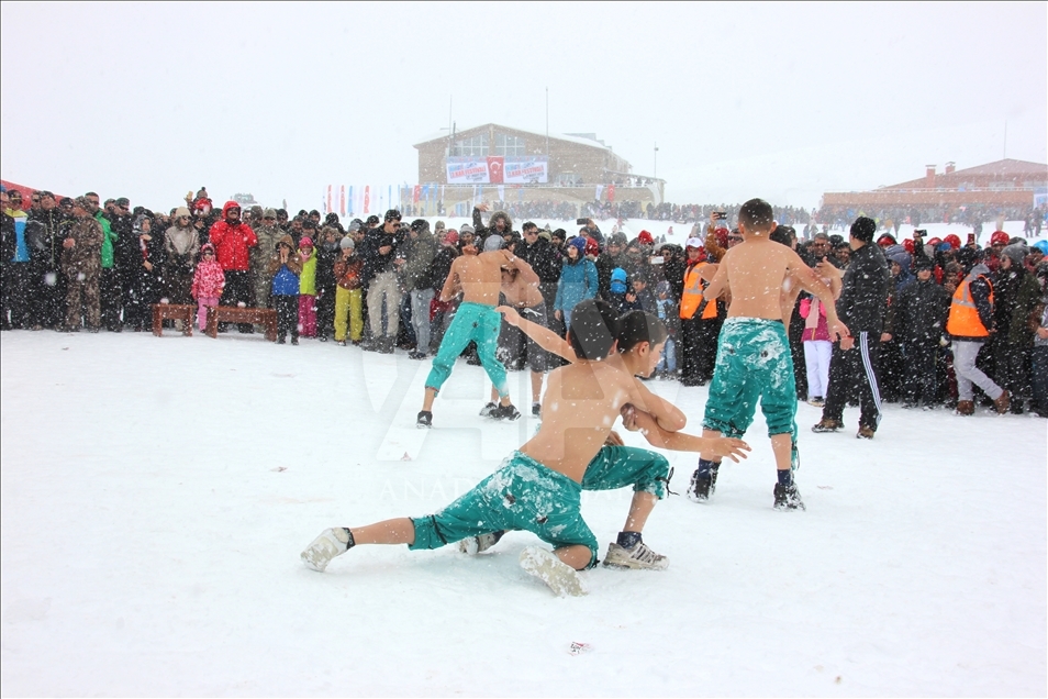 Hakkari'de 2 bin 800 rakımda kar festivali
