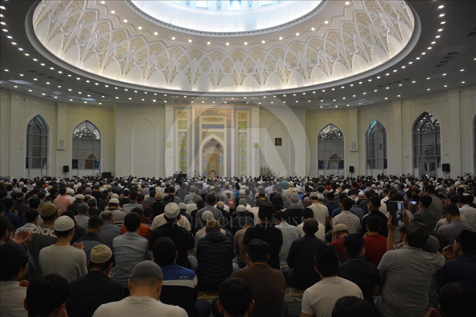 Özbekistan'da ilk teravih namazı kılındı