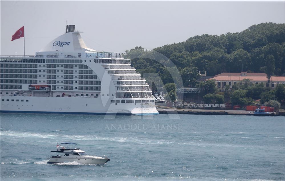 Dev yolcu gemisi Sarayburnu'na demirledi