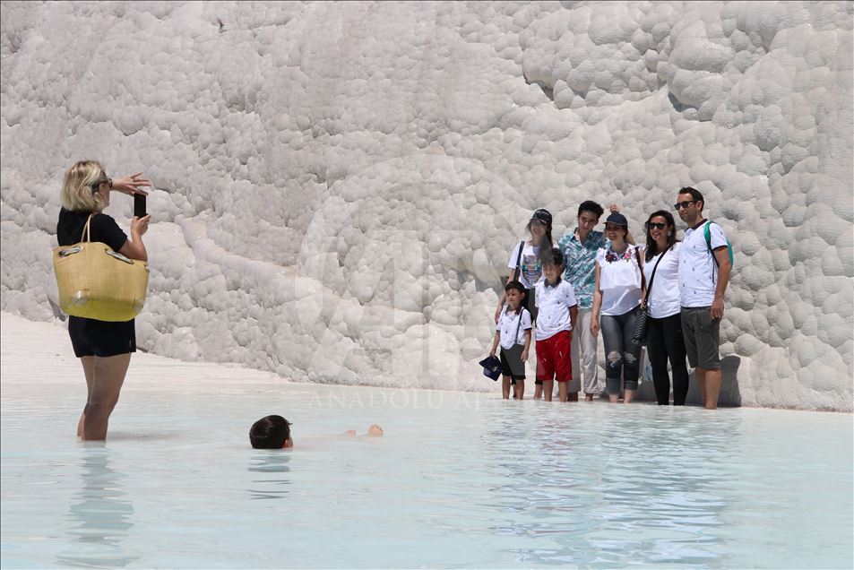 В Памуккале за 6 дней посетило более 80 тысяч туристов