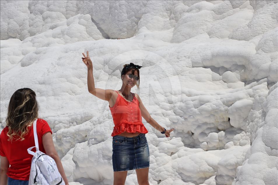 В Памуккале за 6 дней посетило более 80 тысяч туристов