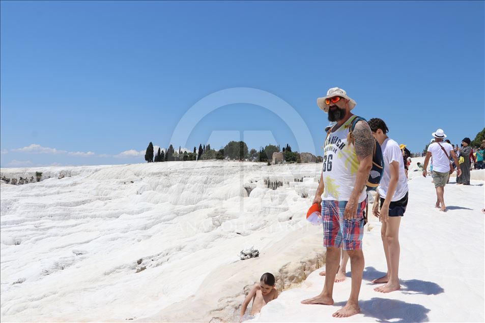 В Памуккале за 6 дней посетило более 80 тысяч туристов
