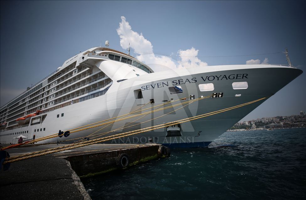 Dev yolcu gemisi Sarayburnu'na demirledi