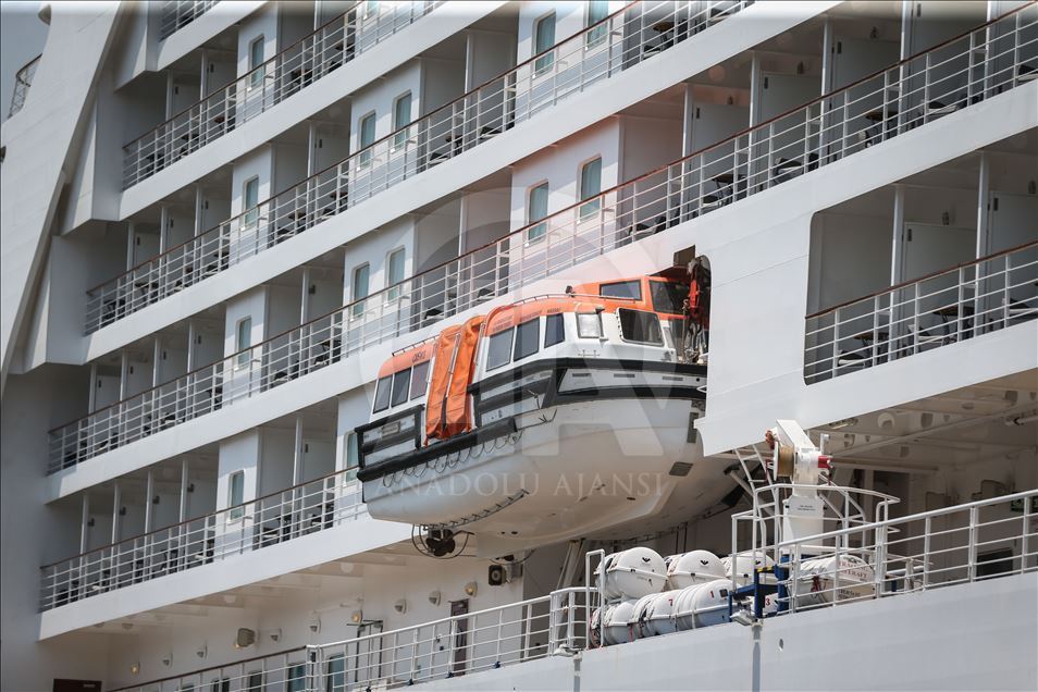 Dev yolcu gemisi Sarayburnu'na demirledi