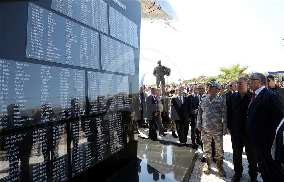 Bakan Akar ve komutanlar KKTC'de
