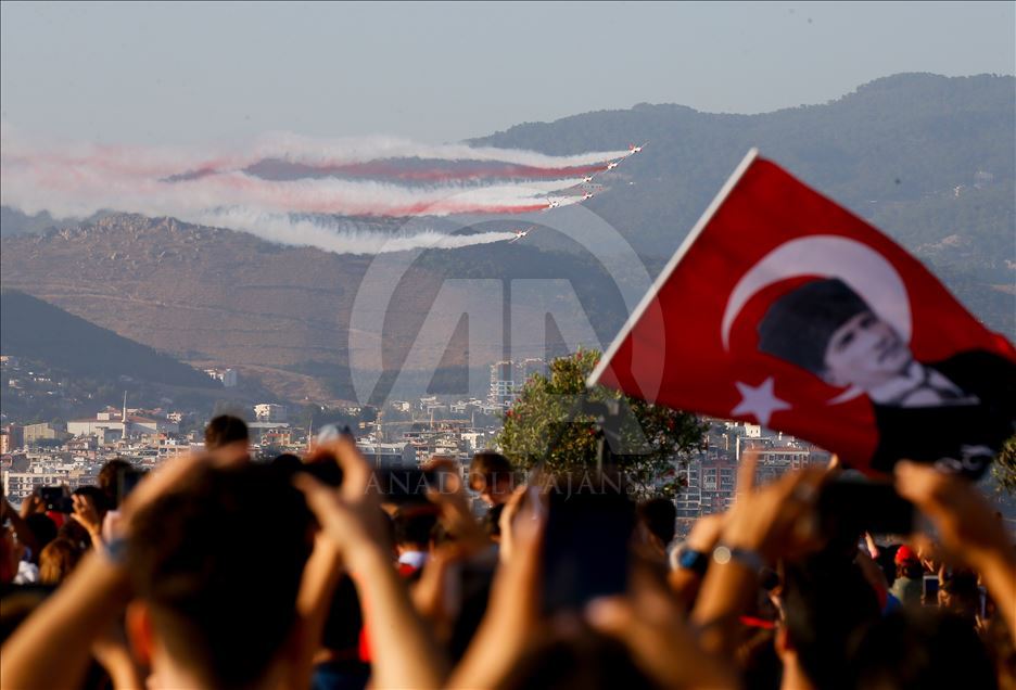 İzmir semalarında heyecan veren kurtuluş gösterisi