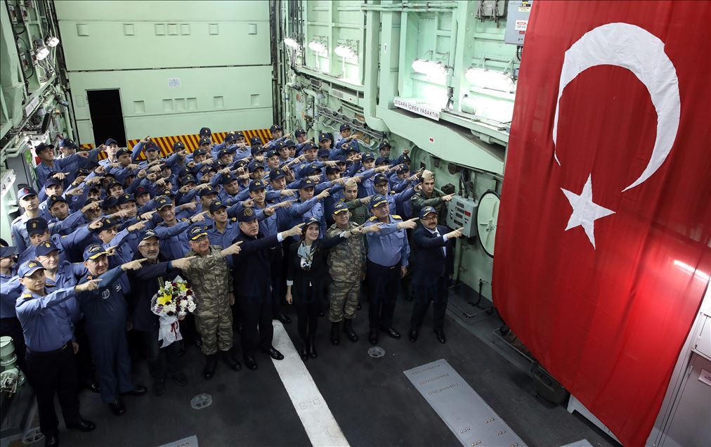 Akar ve TSK Komuta Kademesi'nden "üç kuvvetli" kutlama
