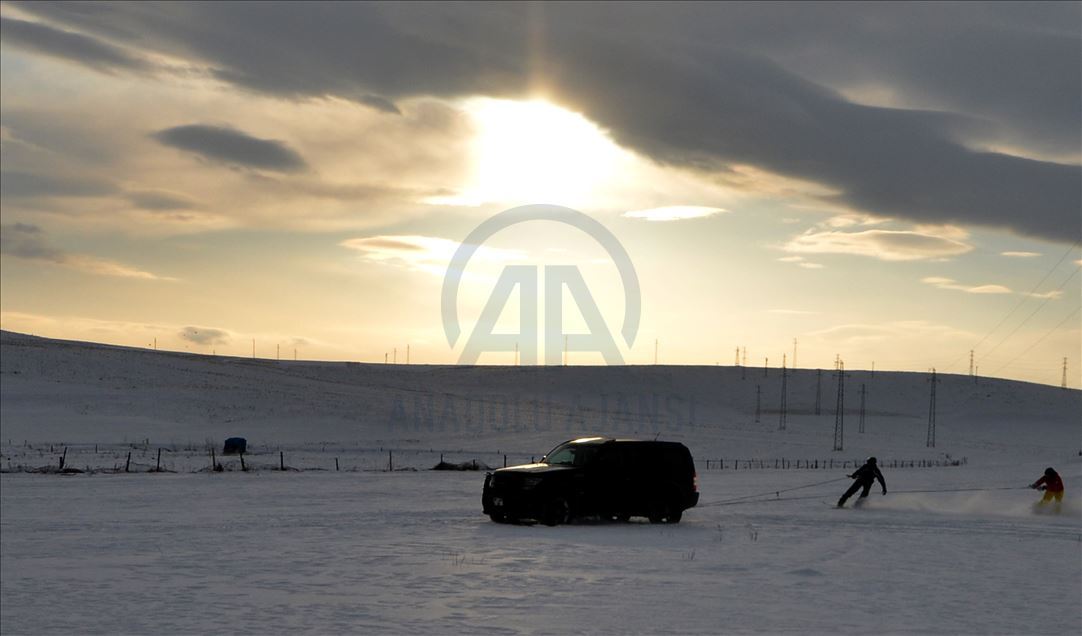 Köyde yaşayan gençlerden arazi aracıyla snowboard
