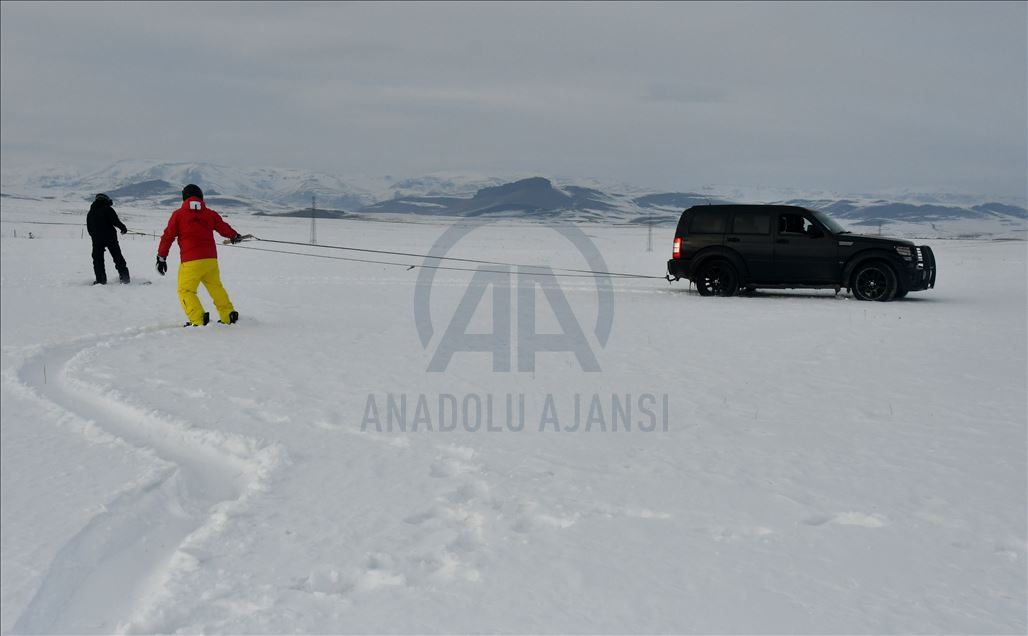Köyde yaşayan gençlerden arazi aracıyla snowboard
