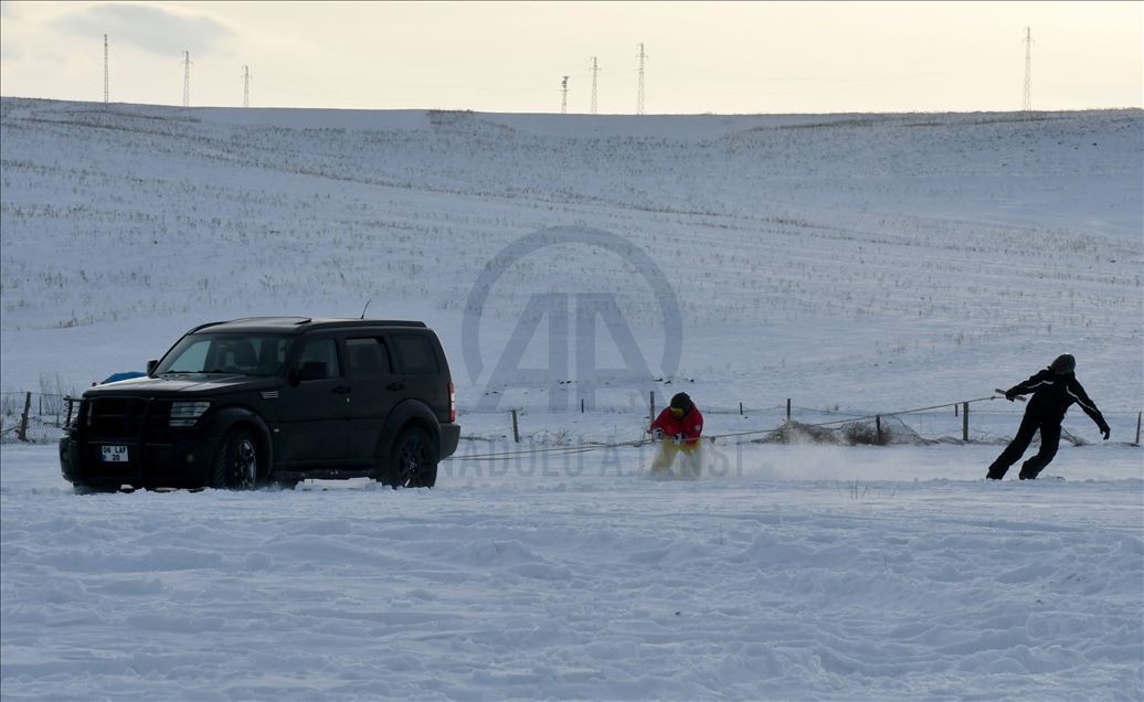 Köyde yaşayan gençlerden arazi aracıyla snowboard

