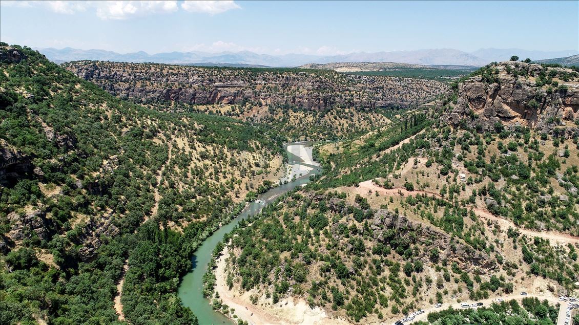 Kavurucu sıcaktan bunalanlar tarihi "Taşköprü"de serinliyor