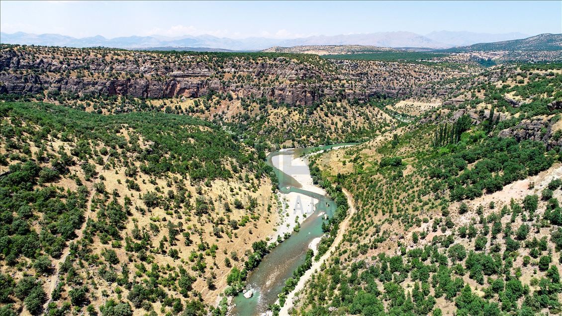 Kavurucu sıcaktan bunalanlar tarihi "Taşköprü"de serinliyor