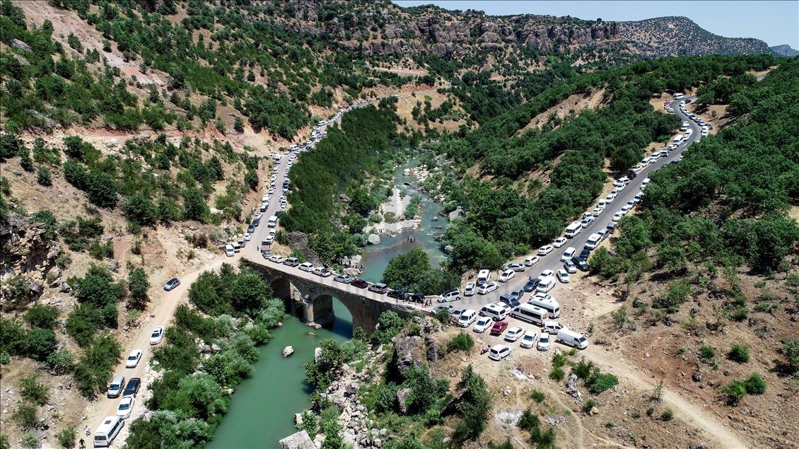 Kavurucu sıcaktan bunalanlar tarihi "Taşköprü"de serinliyor