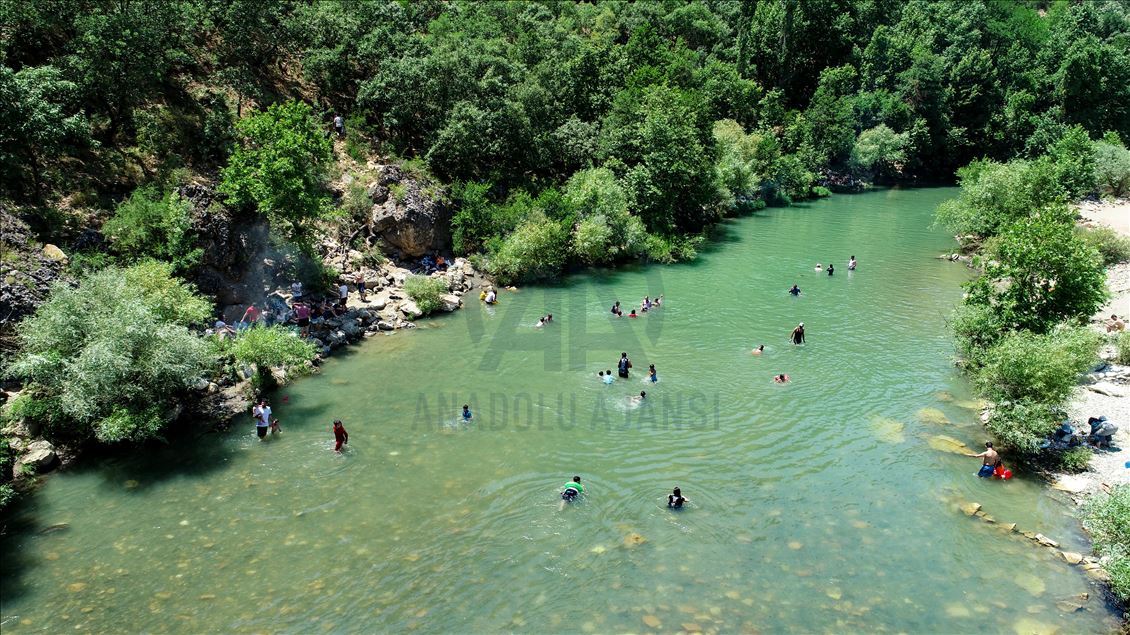 Kavurucu sıcaktan bunalanlar tarihi "Taşköprü"de serinliyor