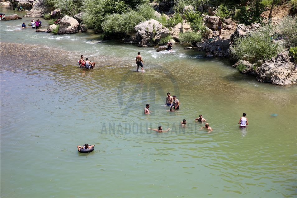 Kavurucu sıcaktan bunalanlar tarihi "Taşköprü"de serinliyor