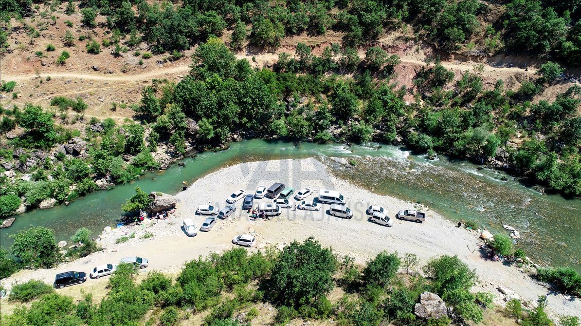 Kavurucu sıcaktan bunalanlar tarihi "Taşköprü"de serinliyor