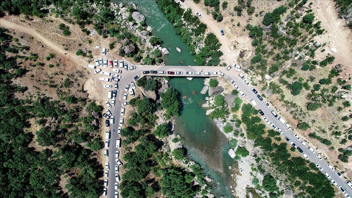 Kavurucu sıcaktan bunalanlar tarihi "Taşköprü"de serinliyor