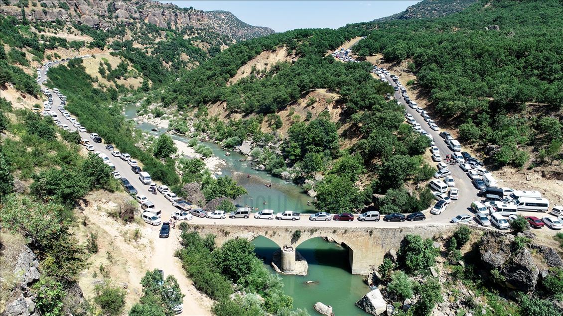 Kavurucu sıcaktan bunalanlar tarihi "Taşköprü"de serinliyor