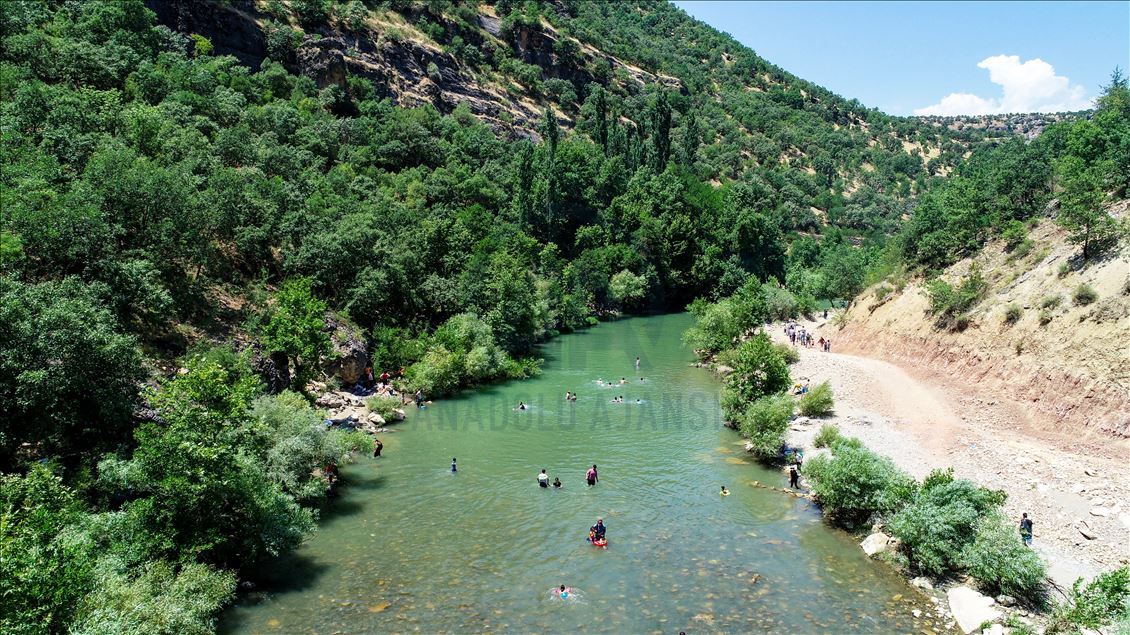 Kavurucu sıcaktan bunalanlar tarihi "Taşköprü"de serinliyor