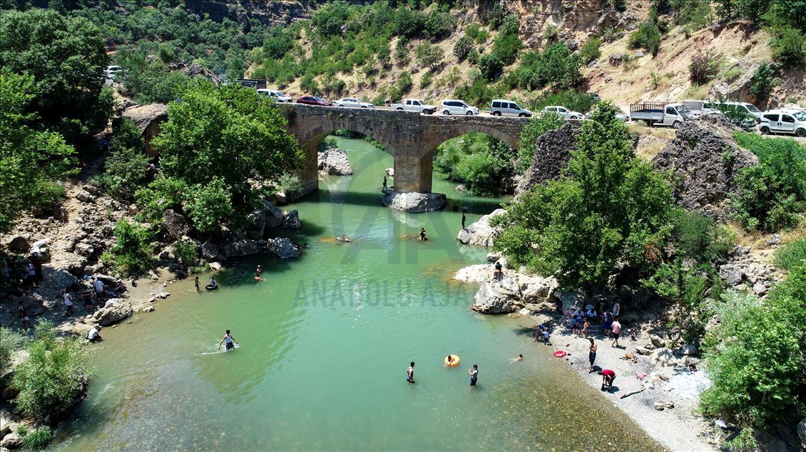 Kavurucu sıcaktan bunalanlar tarihi "Taşköprü"de serinliyor