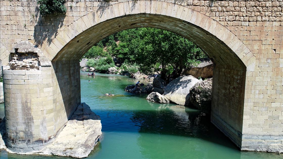 Kavurucu sıcaktan bunalanlar tarihi 'Taşköprü'de serinliyor