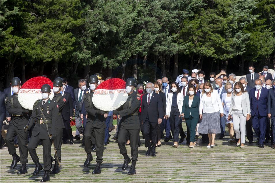 Kılıçdaroğlu ve CHP'liler Anıtkabir'i ziyaret etti