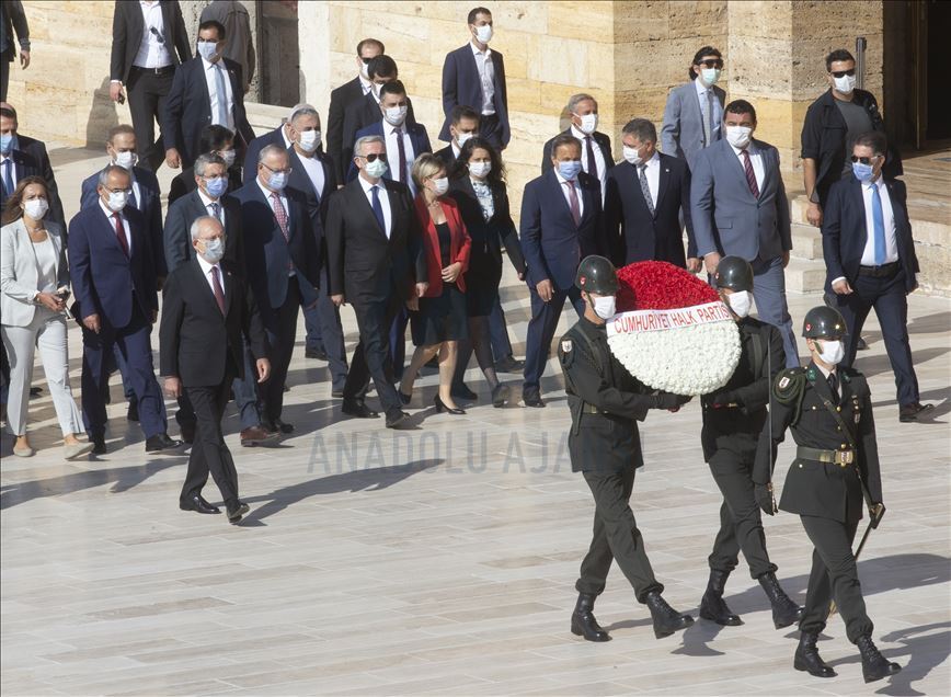 Kılıçdaroğlu ve CHP'liler Anıtkabir'i ziyaret etti