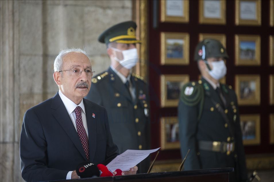 Kılıçdaroğlu ve CHP'liler Anıtkabir'i ziyaret etti