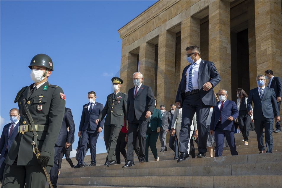 Kılıçdaroğlu ve CHP'liler Anıtkabir'i ziyaret etti