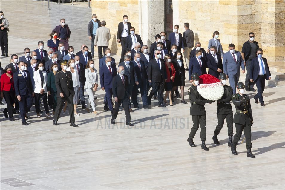 Kılıçdaroğlu ve CHP'liler Anıtkabir'i ziyaret etti